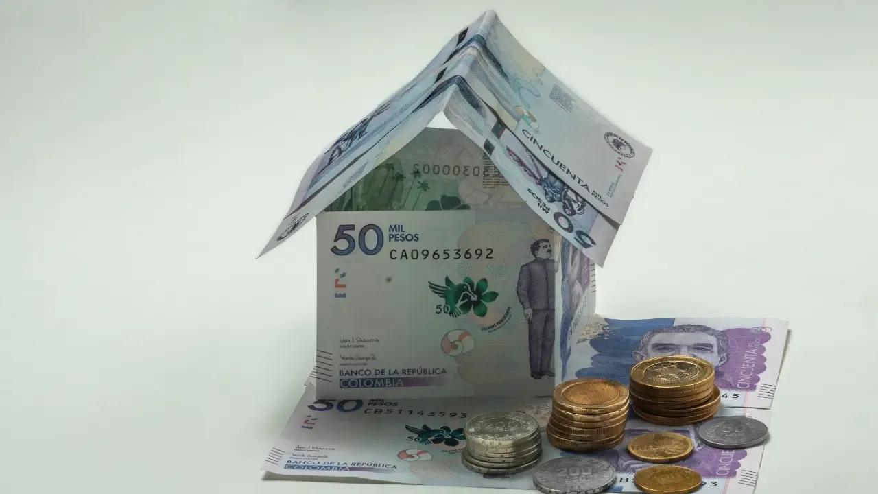 En la foto: Casa hecha con billetes de 50.000 pesos colombianos.