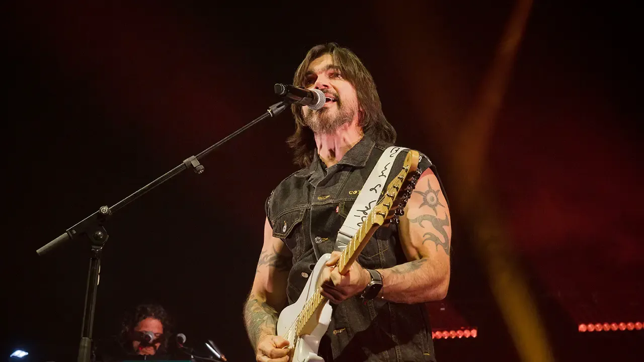 En la foto: Juanes cantando