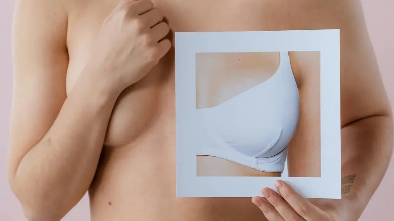En la foto: Mujer cubriéndose un seno.