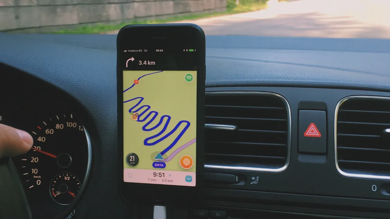 En la foto: Celular en un carro con app de navegación.