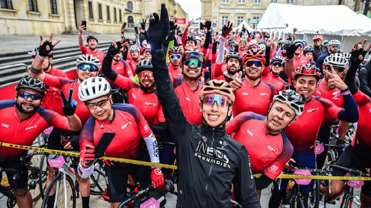 Egan Bernal y participantes del primer Gran Fondo