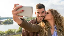 En foto: Pareja tomándose una selfie. 