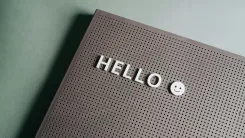 En la foto: Palabra Hello