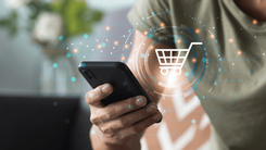 En la foto: Mujer con celular en la mano, e ilustración de comercio eléctronico