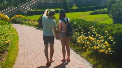 En la foto: Jóvenes tomados de las manos