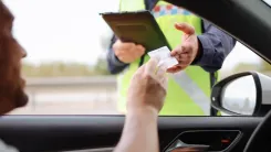 En la foto: Hombre en carro entregando licencia de transito a policia