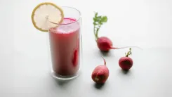 En la foto: vaso con jugo de remolacha