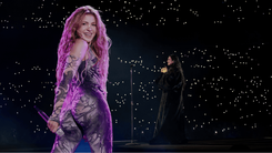 Izquierda: Shakira. Derecha: Dua Lipa