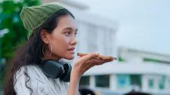 En la foto: Mujer hablando a un celular
